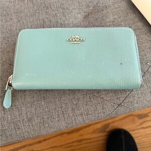 COACH Pebbled Leather Zip Around Wallet in Light USED READ DESCRIPTION